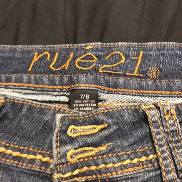 Women’s size 7/8 Capris dark wash distressed jean - Picture 3 of 3